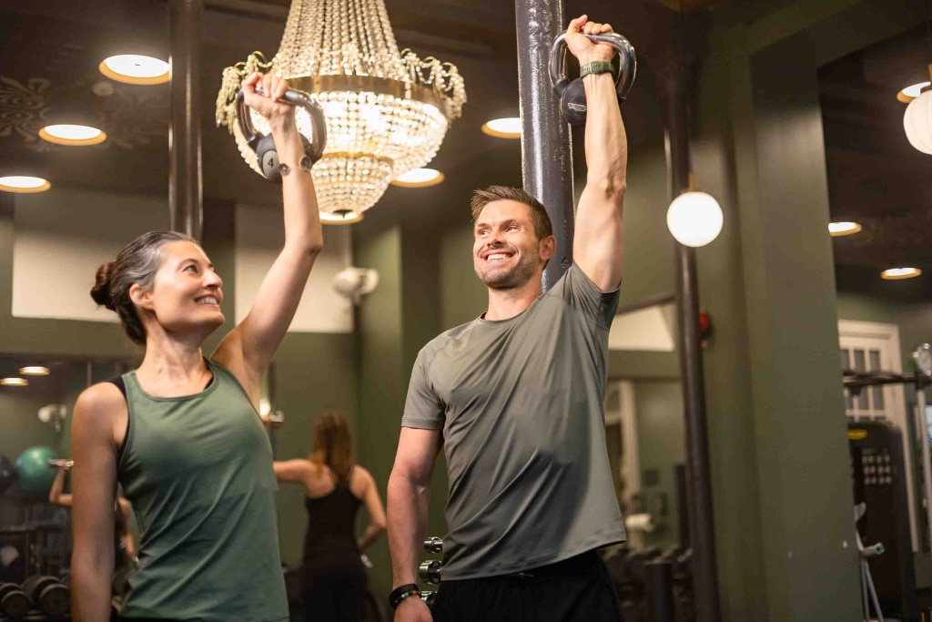 Två personer gymmar på Hagabadet i Haga