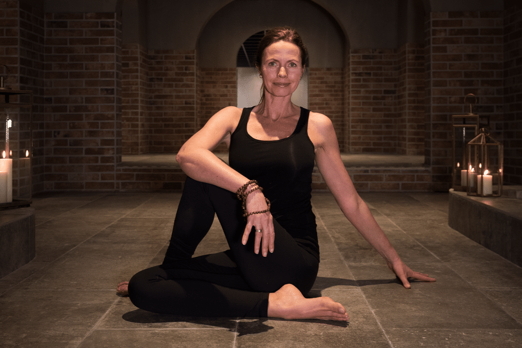 Kvinna göra yoga på hagabadet Drottningtorget