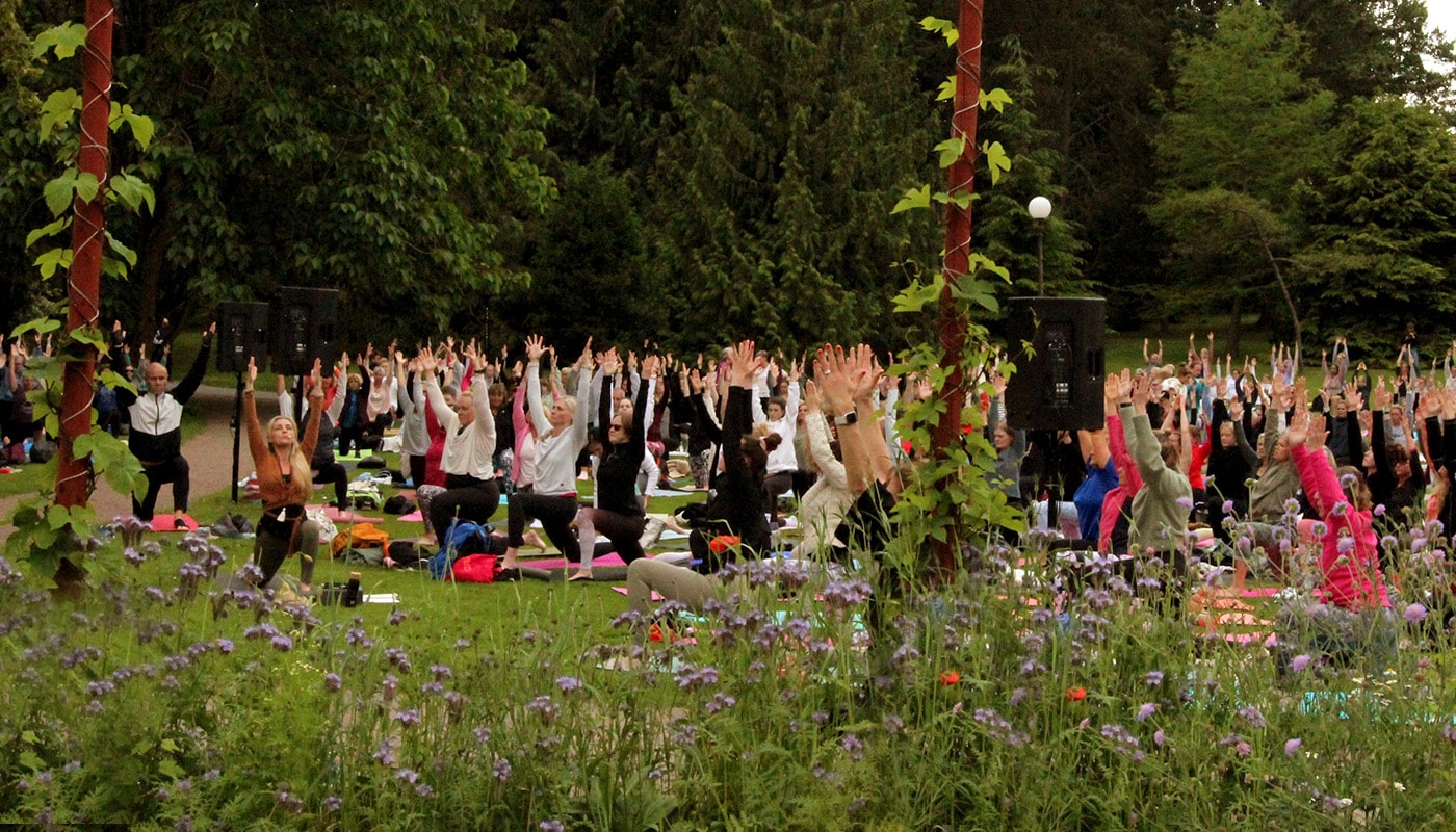 utomhusyoga i botaniska