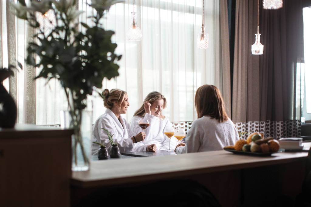 Tre tjejer dricker smoothie på spa